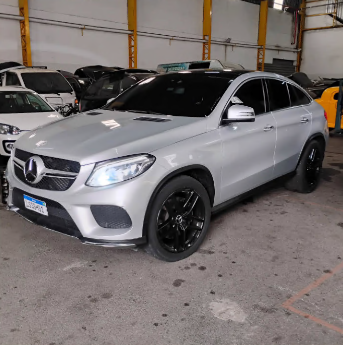 Mercedes-Benz prata na oficina Speed Car Service